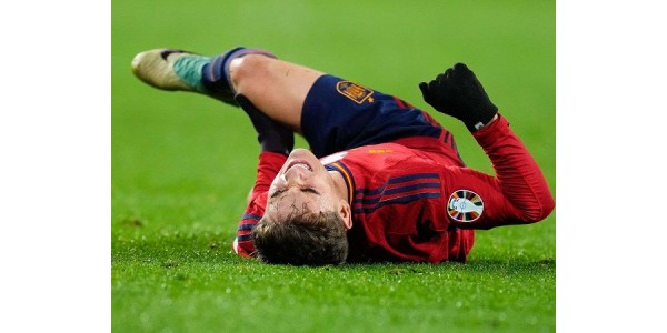 Paez Gavi zmaga się z naderwaniem więzadła krzyżowego po pośpiechu przed występem